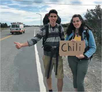  ?? PHOTO COURTOISIE ?? David Sanchez et Roxanne Régimbald se sont prêtés au jeu à quelques jours de leur départ pour le Chili sur le pouce. La photo a été prise en bordure de l’autoroute 20 à la hauteur de La Pocatière, près du village de David Sanchez, soit L’islet.