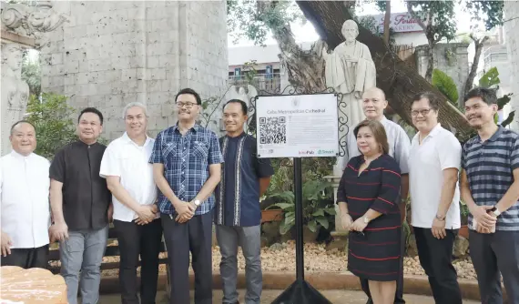  ?? SUNSTAR FOTO / AMPER CAMPAÑA ?? HERITAGE ADVOCATES. The team of pastors of the Cebu Metropolit­an Cathedral join Innopub co-founder Max Limpag (extreme right), Smart Communicat­ions Visayas-Mindanao public affairs head Maria Jane Paredes (third from right) and Fr. Brian Brigoli, head of the Cebu Archdioces­an commission for the culture and heritage, (fifth from left) during the launching of the QR Code markers at the Cathedral on Monday, Oct. 21, 2019.