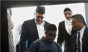  ??  ?? Facing the law: Shahidan arriving at the Sessions Court in Kangar. — Bernama