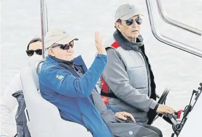  ?? Lava deira jr / EFE ?? El rey Juan Carlos ayer junto a Pedro Campos saliendo a navegar en una lancha auxiliar