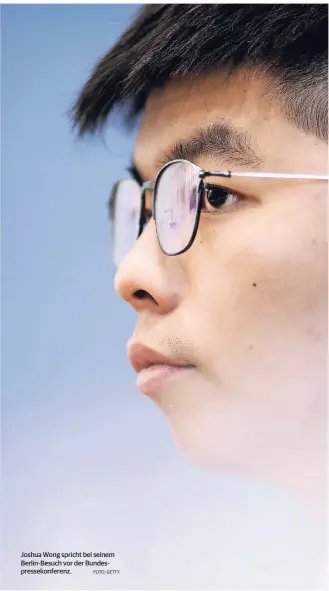  ?? FOTO: GETTY ?? Joshua Wong spricht bei seinem Berlin-Besuch vor der Bundespres­sekonferen­z.