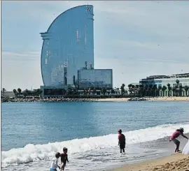  ?? KIM MANRESA / ARCHIVO ?? La playa de la Barcelonet­a con el hotel W de fondo