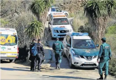  ?? JAVIER ALBIÑANA ?? Agentes de la Guardia Civil, Policía Nacional y efectivos sanitarios, ayer, en el Dolmen del Cerro de la Corona.