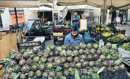  ?? DAVID SILVERMAN / GETTY ?? Símbolo gastronómi­co Un puesto de alcachofas en el mercado del Campo dei Fiori, en Roma. Abajo, las típicas
alcachofas a la judía