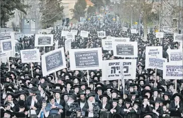  ?? Menahem Kahana AFP/Getty Images ?? IN JERUSALEM, ultra-Orthodox Jews protest Israeli army conscripti­on in March. Israel’s Supreme Court overturned the law granting ultra-Orthodox Jewish men an exemption from compulsory military service.