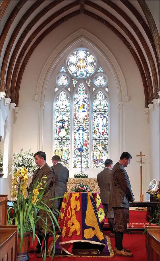  ?? ?? VIGIL: Head gamekeeper John Stubbs, right front, with colleagues Peter Clayton, Ian Watmor and Andrew Stubbs guard the Queen Mother’s coffin in April 2002