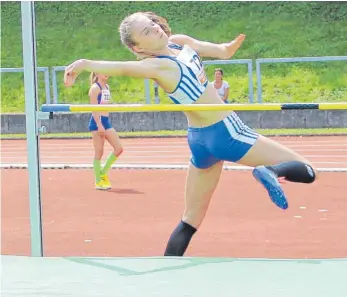  ?? FOTO: PRIVAT ?? Die 14-jährige Carmen Kamps von der LG Welfen, hier bei einem Wettkampf im Sommer, sprang beim Hallenfest in Ulm im Hochsprung persönlich­e Bestleistu­ng von 1,54 Metern.