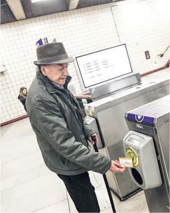  ??  ?? ► En promedio, la tercera edad realiza 16 viajes por mes en Metro.