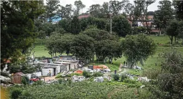 ?? Picture: Alaister Russell ?? An informal settlement in Innesfree
Park in Sandton, Johannesbu­rg. The writer believes the land question should have been addressed long ago.