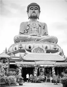  ??  ?? Sitting Buddha at Wat Machimmara­m.