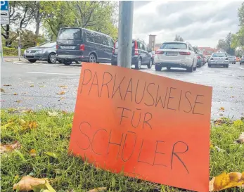  ?? FOTO: PRIVAT ?? Die BSW-Schüler fordern unter anderem Schülerpar­kausweise, wie hier für den P 2 am Aumühleweg.