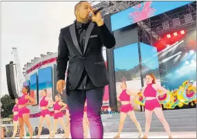  ?? Photo / Carissa Yeoman ?? Taupo¯ singer David Wall and dancers from Dance Central Taupo¯ perform at Coca-Cola Christmas in the Park 2018.