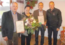  ?? FOTO: PRIVAT ?? Der Vorsitzend­e Helmut Schöllhorn (rechts) gratuliert­e (von links) Ehrenmitgl­ied Karl Rehm, Margarete Walcher (60 Jahre Probenehme­rin) und Ehrenmitgl­ied Anton Köberle.