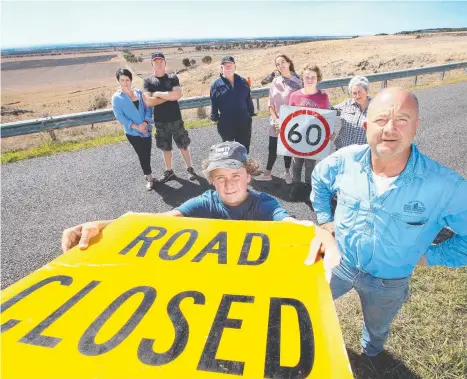  ?? Picture: GLENN FERGUSON ?? SINKING ROAD: Pictured back from left are concerned residents Jacqui White, Phil Tribe, Peter Watt, Annika Naylor, Jack Graham, Lee Watt, (front) Liam Graham and Tony Russell.