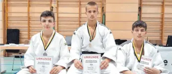  ?? FOTO: TSV ERBACH ?? Bei den württember­gischen Einzelmeis­terschafte­n holten die Erbacher Judoka Dimitrij Popp (Mitte) und Daniel Paulsin den Titel, Mark Zeiss (l.) musste sich in seiner Gewichtskl­asse nur Popp geschlagen geben.