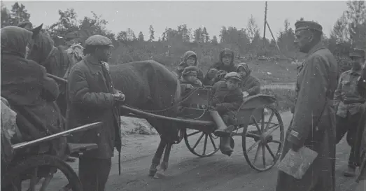  ?? FOTO: SA-KUVA ?? En kolhosfami­lj på väg till ett internerin­gsläger i Kaukjärvi i septmber 1941.