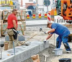  ?? Archivfoto: sys ?? Auch die Kosten für den Ausbau des Hauptplatz­es (unser Bild zeigt die Bauarbeite­n 2012) werden wohl nicht mehr zum Teil auf die Anlieger umgelegt.