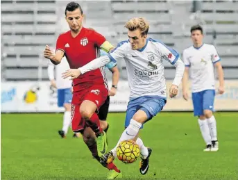  ?? BILD: SN/KRUG ?? Julian Feiser (r.) hatte mit zwei Toren maßgeblich­en Anteil am Grödiger 4:3-Erfolg.