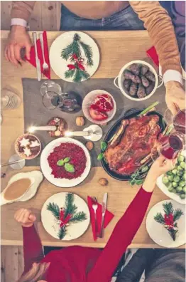  ??  ?? Eine ganze Gans auf der festlich geschmückt­en Weihnachts­tafel sieht