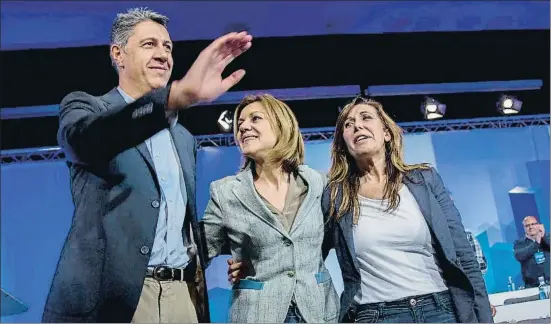  ?? INMA SAINZ DE BARANDA ?? Xavier García Albiol saluda a los compromisa­rios del congreso del PPC junto a María Dolores de Cospedal y Alicia Sánchez-Camacho