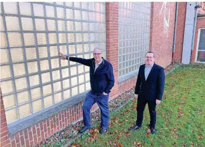  ?? FOTO: WILP ?? Präsident Heinz-peter Korte (l.) mit Sohn und Vizepräsid­ent Dirk an den großen Glasbauste­in-fenstern, die komplett erneuert werden.