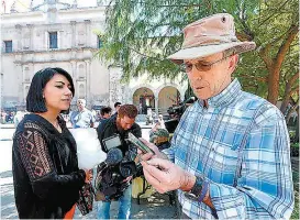  ??  ?? El ex panista en la Plaza Centenario del centro de Coyoacán.