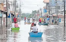  ??  ?? En Minatitlán y otra veintena de municipios en el sur de Veracruz siguen sufriendo estragos por desbordami­entos parciales de ríos en zonas rurales.