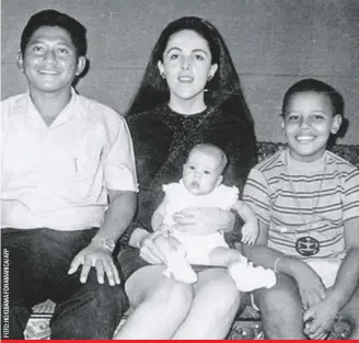  ??  ?? Obama se crio con su madre, Ann Dunham, quien sostiene a la pequeña Maya Soetoro, y su padrastro indonesio Lolo Soetoro, con quienes aparece en 1970.