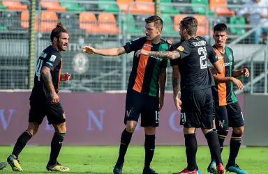  ??  ?? Nuovo gruppo Il Venezia ha avuto un ottimo avvio di campionato, senza però riuscire a vincere al Penzo (Venezia Fc)