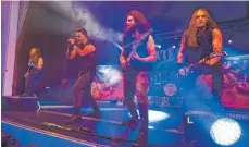  ?? FOTOS: EDWIN HÜGLER ?? Majesty, die mit Heavy Metal die deutschen Album-Charts gestürmt haben, waren in der Härtsfeldh­alle zu erleben.