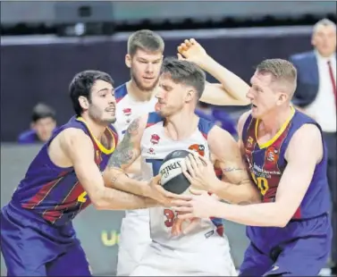  ??  ?? Abrines y Smits luchan por robarle el balón a Polonara. La defensa fue clave para el despegue del Barça.