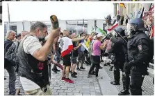  ??  ?? Nach Auflösung der Demo wollten Chaoten den Reichstag stürmen! Es kam zu Ausschreit­ungen.