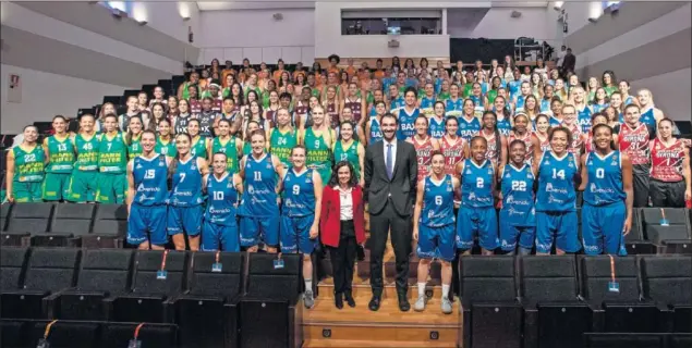  ??  ?? FAMILIA. Las jugadoras de la Liga Dia; Nieves Álvarez, directora de relaciones externas de Dia; y Jorge Garbajosa, presidente de la FEB, en el auditorium Paco de Lucía.