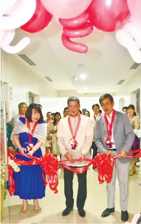  ?? SUNSTAR FOTO / ALLAN CUIZON ?? NEW FACILITY. Department of Informatio­n and Communicat­ions Technology (DICT) Undersecre­tary Monchito Ibrahim (right) says the transition from being an attached agency of the Department of Science and Technology contribute­d to the delay in the full...