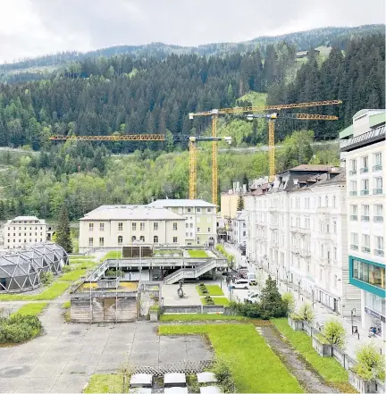  ?? Foto: STANDARD ?? In Bad Gastein entstehen neue Hotelbette­n. Viele Menschen im Ort arbeiten im Tourismus. Wenn andere Urlaub machen, haben sie Hochsaison – und brauchen Kinderbetr­euung.