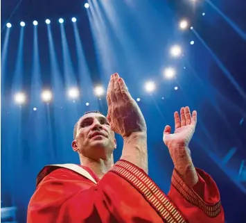  ?? Fotos: Vennenbern­d, dpa ?? Danke, das war’s: Wladimir Klitschko in großer Boxerrobe.