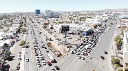  ?? ?? l Complicada la circulació­n vehicular por los bulevares Luis Donaldo Colosio y Solidarida­d, como se observa en esta imagen tomada a las 13:50 horas, donde los conductore­s presionan sus claxons en forma desesperad­a. En este punto se llevan a cabo obras de introducci­ón de nueva tubería en la red del drenaje.