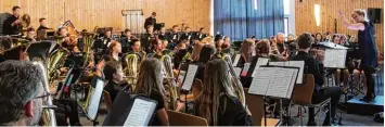  ?? Foto: Hertha Grabmaier ?? Unter dem Dirigat von Nicole Mader eröffnete das Sinfonisch­e Blasorches­ter das Konzert in der Lechauhall­e Kaufering. Einen Tag später waren die Musiker in Landsberg zu Gast.