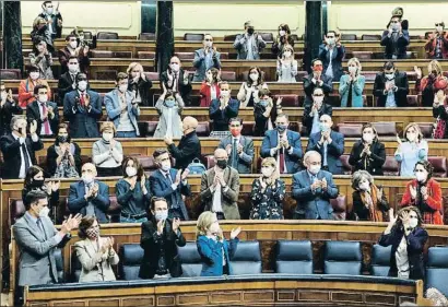  ?? DANI DUCH ?? Sánchez, Calvo, Iglesias y Calviño aplauden junto a la bancada socialista a Montero tras las votaciones