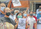  ?? HT PHOTO ?? Congress leaders and activists came protesting outside the party ■ headquarte­rs in Jammu on Wednesday.