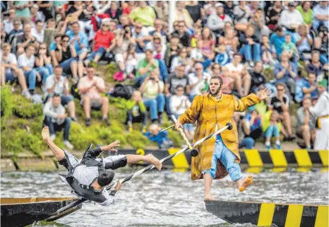  ?? FOTOS: MANFRED SCHERWINSI (1) / LUDGER MÖLLERS (8) ?? Gesamtsieg­er des Fischerste­chens ist am Schwörsonn­tag Florian Frei in der Gestalt des Großwesirs (rechts) geworden. Er setzte sich gegen den Sieger des ersten Durchgangs, Florian Fausel in Gestalt des schwarz-weißen Narren, durch.