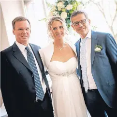  ?? RP-FOTO: ANDREAS ENDERMANN ?? Das Brautpaar Hans Paffrath (rechts) und Vanessa Henke mit seinem prominente­n Trauzeugen, Ex-Tennisprof­i Eric Jelen