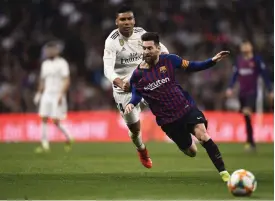  ??  ?? Lionel Messi och Barcelona slog Real Madrid i spanska cupen och får en ny chans att strö salt i såren på lördagen.