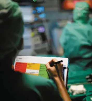  ?? Symbolfoto: Alexander Kaya ?? In der Uniklinik Augsburg müssen wegen Corona teils sogar Notfall‰Operatione­n warten.