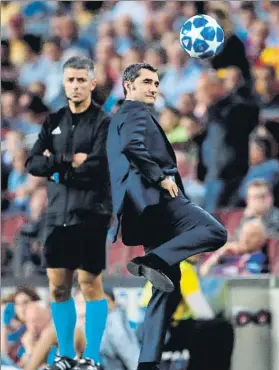  ?? FOTO: EFE ?? Ernesto Valverde da un toque de balón en la banda durante el encuentro