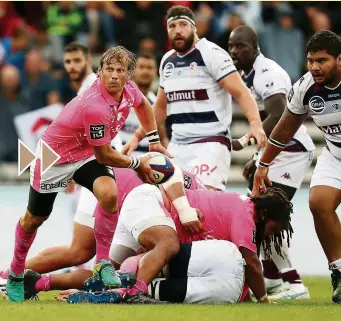  ?? Photos DR ?? Un seul soutien au joueur plaqué suffisant à créer un ruck et donc une ligne de hors-jeu, les possibilit­és de contest sont de plus en plus rares, laissant beaucoup de latitude au demi de mêlée pour jouer des ballons rapides. D’où la tendance des...