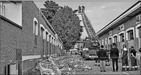  ??  ?? Brandweerl­ui aan het werk bij ingestorte gebouw. (Foto: De Telegraaf)