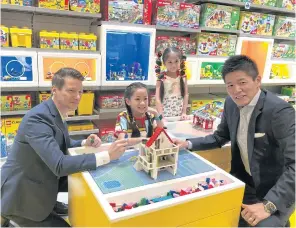  ?? PITSINEE JITPLEECHE­EP ?? Mr Feschuk (left) and Mr Hasegawa play with Legos at the brand’s first Thai store opening at Siam Paragon.