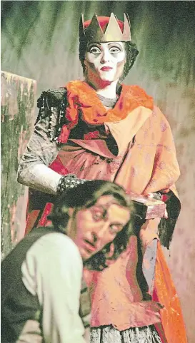 ?? Foto: ČTK ?? Šašek a královna Věra Chytilová ve svém snímku s Bolkem Polívkou a Chantal Poullain kritizuje ztrapnělé poklonková­ní před mocnými.