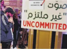  ?? FOTO: KEVIN DIETSCH/AFP ?? „Uncommitte­d“– „Unentschie­den“steht auf einem Schild: Diese Aussage dürfte als Kritik an Joe Bidens Unterstütz­ung für Israel im Gaza-Krieg zu werten sein.,